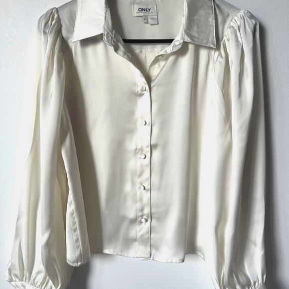 White satin buttoned shirt - Picture 3 of 4